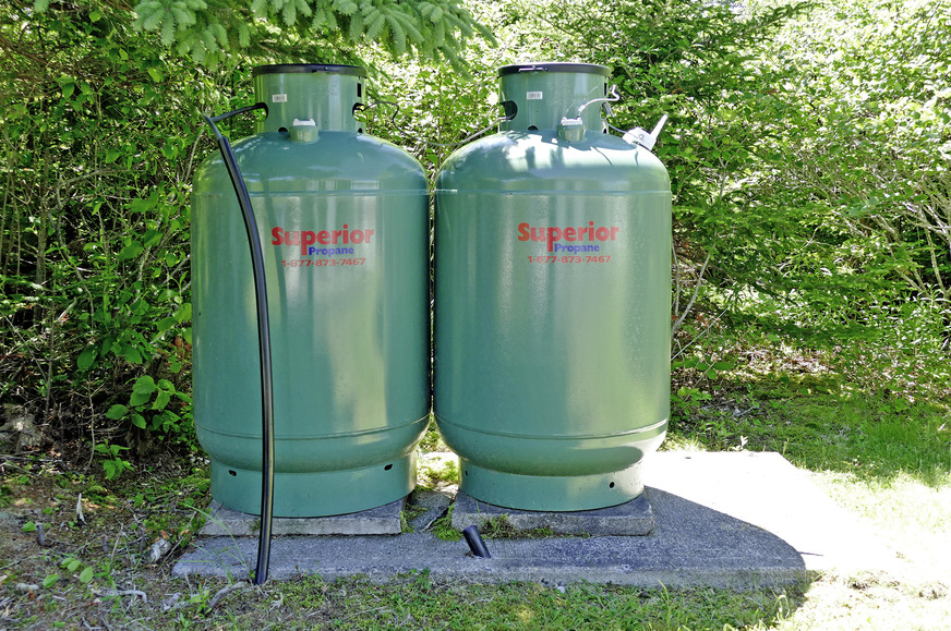 Bild 5: Andere Länder, andere Sicherheitsbedürfnisse: Von diesen sogenannten 420-lb-Propan-Zylindern (à 375 Liter) dürfen in Kanada bis zu drei Zylinder frei zugänglich an einer Hauswand aufgestellt werden.