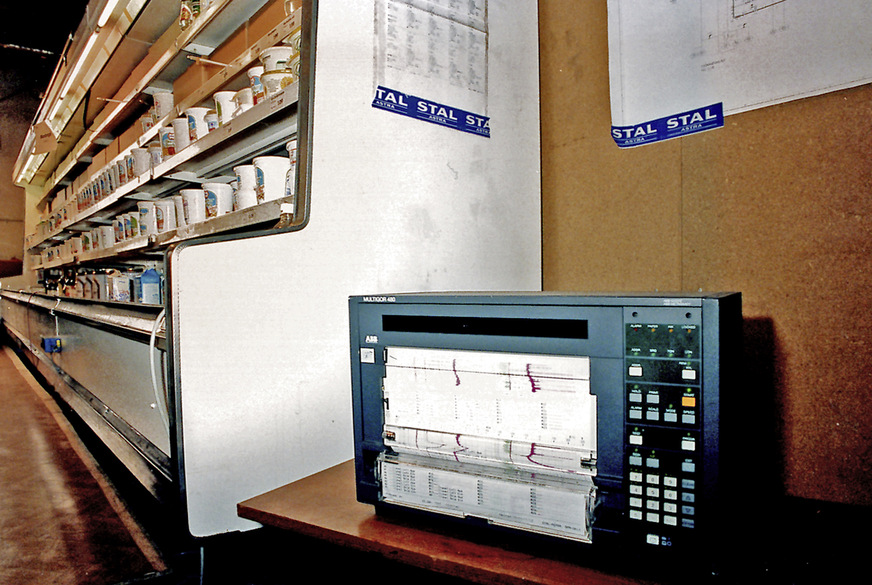 Bild 6 zeigt ein mit „Dummies“ bestücktes Kühlregal, in dem alle relevanten Temperaturen mittels Kurvenschreiber überwacht wurden.