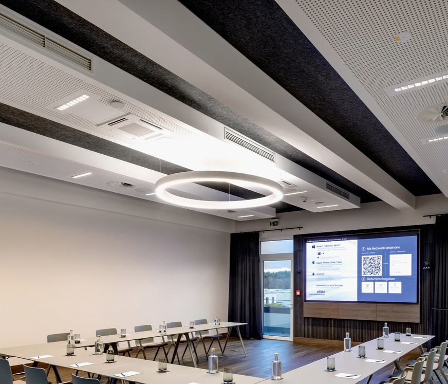 Das Konferenzzentrum bietet moderne und technisch auf höchstem Niveau eingerichtete Tagungsräume. für hybride Veranstaltungen von bis zu 180 Personen.