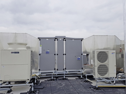 Fertig installiert und bereit zur Inbetriebnahme: das zentrale Lüftungsgerät Duplex 12000 Roto N mit Rotationswärmeübertrager - © Bild: Airflow
