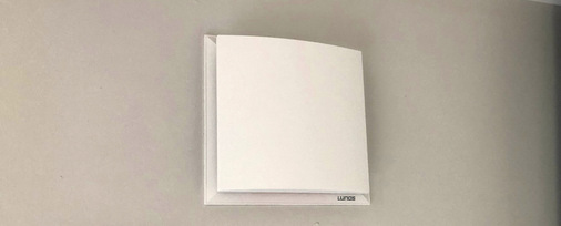 Versteckt hinter einer weißen Abdeckung fügen sich die Lüfter dezent und passend in das Design der Apartments ein. - © Bild: Lunos Lüftungstechnik
