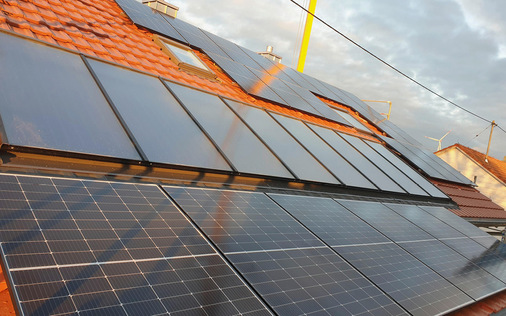 Solarthermie liefert einen großen Teil der benötigten Wärme und bekommt Vorrang. Reicht die Wärme vom Dach nicht aus, springt die Wärmepumpe an, nur an eiskalten Tagen auch eine Pellet-Heizung. Damit für die Radiatoren und die Warmwasserbereitung stets genügend hohe Temperaturen vorliegen, sorgt die eXergiemaschine für die optimale Wärmeschichtung im Heizspeicher. - © Bild: Andreas Ruf