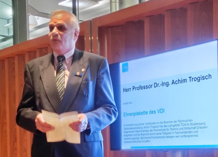 Prof. Dr.-Ing. Achim Trogisch wurde die Ehrenplakette des VDI für herausragende Verdienste in der TGA-Branche verliehen. - © Reichel
