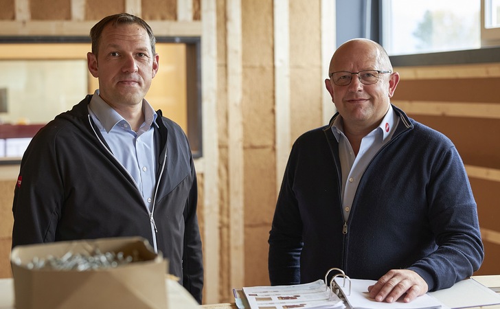 Peter Schelling und Martin Messerle (v.li.), Bereichsleiter Kundenbetreuung, auf der Baustelle am Firmensitz in Altach. - © TGS / Darko Todorovic

