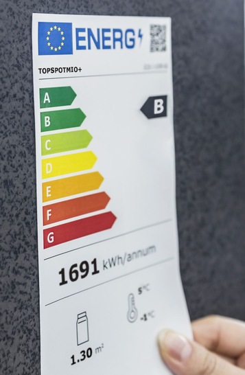 Ab 1. März 2021 wird bei Kühltheken und Kühlmöbeln der Energieverbrauch dargestellt. Die SB-Kühlmöbel TopSpot MIO+ sind mit B gekennzeichnet. - © Aichinger
