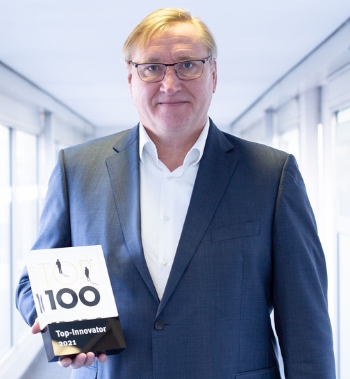 Dr. Stephan Arnold, Gruppengeschäftsführer für Forschung und Entwicklung / Einkauf bei ebm-papst, freut sich über die Auszeichnung des Unternehmens als Top-Innovator 2021. - © ebm-papst
