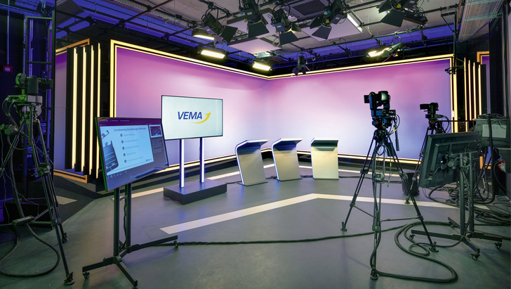 Im VEMA-Konferenzzentrum befindet sich auch ein vollausgestattetes Fernsehstudio zur Produktion von Live-Sendungen und Promotion-Videos. - © Bild: Mitsubishi Electric