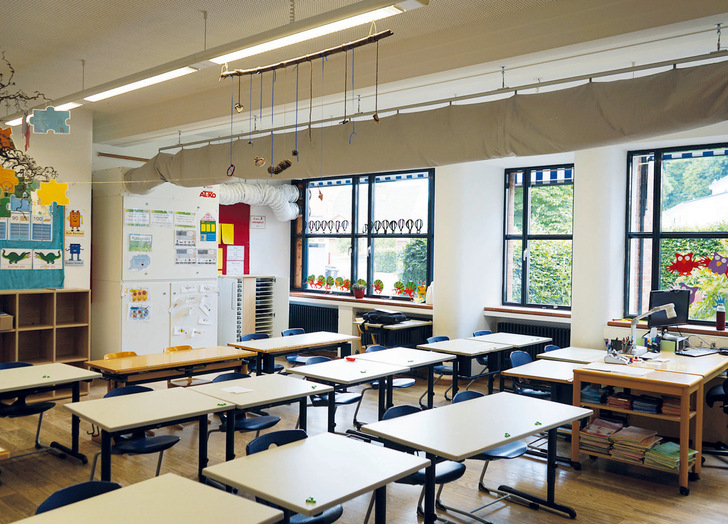 In der Grundschule Gundremmingen fügt sich das Lüftungsgerät Aircabinet von AL-KO harmonisch in den Raum ein und wird von den Schülern auch als Pinnwand genutzt. - © Bild: AL-KO