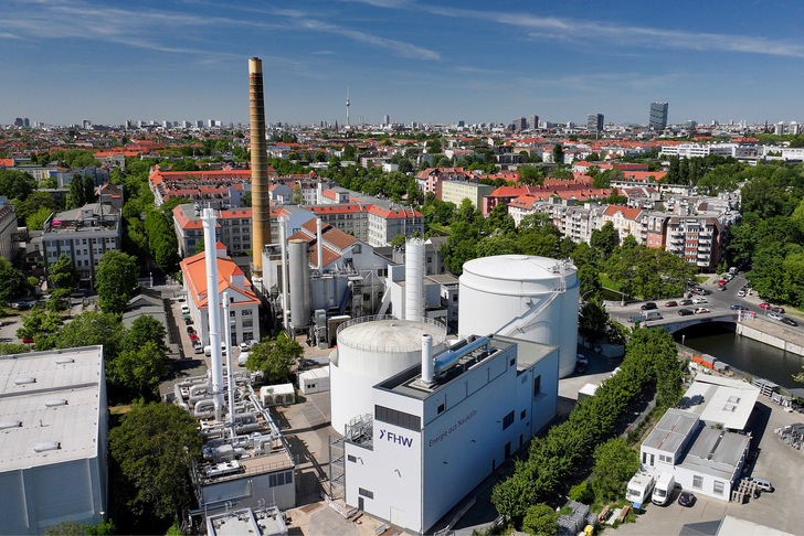 ﻿Für das Projekt „ökologisch-soziale Energiewende“ setzt das Fernheizwerk Neukölln auf zwei Großwärmepumpen von GEA. . - © Bild:  FHW Neukölln, Andreas Frieses