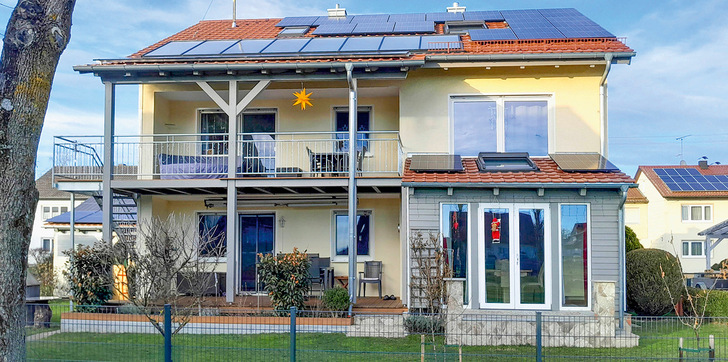 Dank neuer Heizungstechnik und PV-Stromerzeugung ist dieses früher mit Öl beheizte Mehrfamilienhaus nun zu einem Plusenergiehaus geworden. - © Bild: Andreas Ruf