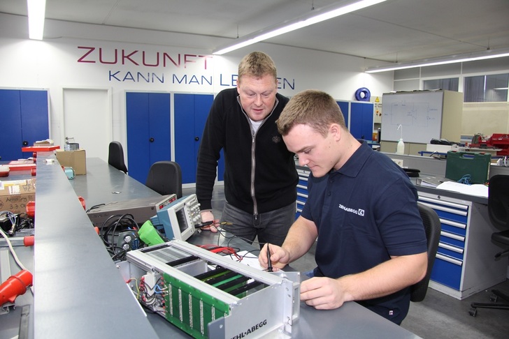 Max Borek (rechts) überprüft mit Ausbilder Jens Münch eine elektrische Schaltung. Max Borek absolviert bei Ziehl-Abegg in Künzelsau ein Duales Studium Elektrotechnik. - © Ziehl-Abegg
