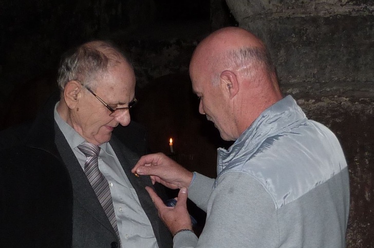 Emil Esser (li.) erhält die goldene Ehrennadel des BIV aus den Händen von Bundesinnungsmeister Heribert Baumeister (re.). - © BIV
 Goldene Ehrennadel für Emil Esser