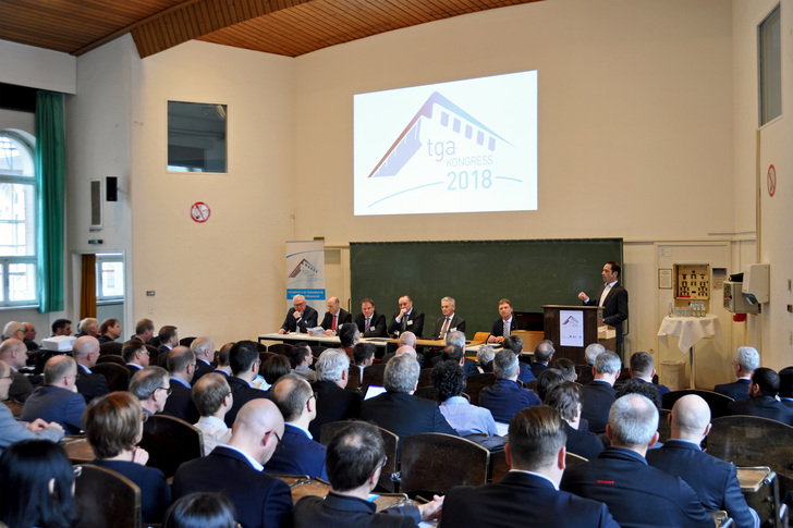Thorsten Herdan (BMWi) und Vertreter von BDH, BTGA, FGK, RLT-Herstellerverband eröffnen den TGA-Kongress 2018 an der TU Berlin. - © FGK
