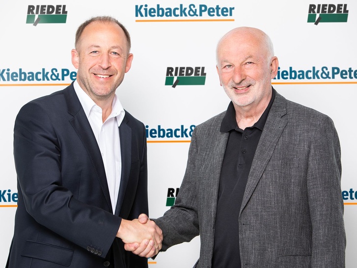 Christoph Ritzkat (li.), Vorsitzender der Geschäftsleitung von Kieback & Peter und Dr.-Ing. Manfred Riedel besiegeln die Übernahme. - © Kieback & Peter
