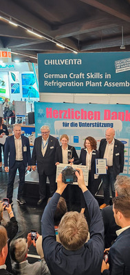 © Bild: BIV Annett Gregor (2.v.r.) freut sich über den Ausbildungspreis