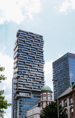 © Bild: Helios Ventilatoren Hoch, markant und mit rauchfreien Flucht- und Rettungswegen im Brandfall: Das One Forty West in Frankfurt wurde mit einer maßgeschneiderten Druckbelüftungsanlage ausgestattet.