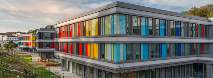 © Bild: Kieback&Peter Das Kinderzentrum Bethel in Bielefeld setzt auf eine kindgerechte Außen- sowie Innenarchitektur und wurde mit einer fortschrittlichen Gebäudeleittechnik ausgestattet.
