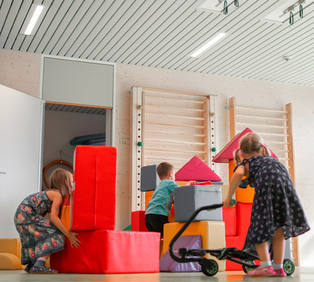 © Bild: Frenger Neben der Kühl- und Heizfunktion kann dieses Paneel-Deckenstrahlheizsystem auch die Beleuchtung aufnehmen und die Raumakustik verbessern.