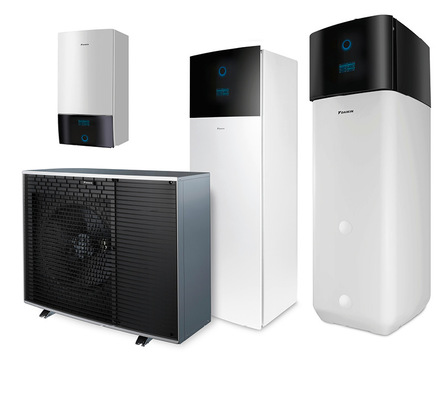 Alt-Text: „Vier moderne Heiz- und Kühlanlagen auf einem weißen Hintergrund, die fortschrittliche Steuerungstechnik und energieeffiziente Wärmerückgewinnung für Kälteanlagenbauer und Klimatechniker in der Gebäudetechnik demonstrieren. - © Bild: Daikin