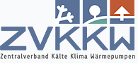 Alt-Text: „Logo des Zentralverbands für Kälte, Klima und Wärmepumpen (ZVKKW) mit Symbolen einer Schneeflocke für Kälte, einer Person für den menschlichen Faktor und einem Aufwärtspfeil als Zeichen für zukunftsorientierte Entwicklungen in der Klimatisierungs- und Wärmepumpentechnik. - © ZVKKW