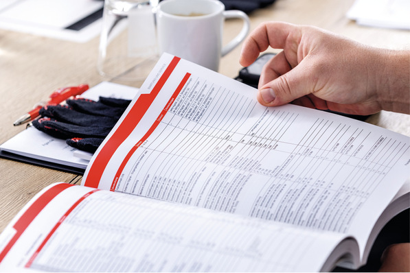 Gern! Hier ist ein Vorschlag für einen optimierten Alt-Text, der auf Ihre Zielgruppe und das Fachthema zugeschnitten ist: „Fachzeitschrift über moderne Kältetechnik auf einem Schreibtisch, umgeben von Notizmaterialien und Werkstattutensilien, zur Weiterbildung von Kälteanlagenbauern und Klimatechnikern. - © Mitsubishi Electric © Mitsubishi Electric