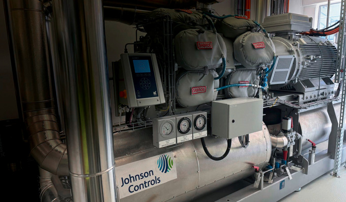 „Ein industrielles Kälteerzeugungssystem mit mehreren Manometern und Rohrleitungen, ausgestattet mit moderner Steuerungs- und Regelungstechnik von Johnson Controls, in einem Maschinenraum. Ideal für Anwendungen in der Kühlung und Klimatisierung. - © Bild: Nestlé