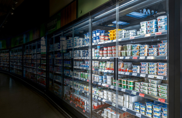 „Kühlregal in einem Supermarkt mit energieeffizientem Kühlsystem zur optimalen Lagerung von Milchprodukten wie Joghurt, mit besonderem Fokus auf Kälteerzeugung und Klimatisierung. - © Bild: Press‘n‘Relations GmbH