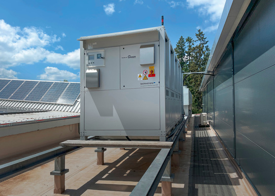 © Bild: technotrans SE Auf dem Gebäudedach: Die mit R290 (Propan) arbeitende Kältemaschine übernimmt die Kühlung, wenn das Freikühl-System (hinten) bei höheren Außentemperaturen nicht mehr ausreicht.