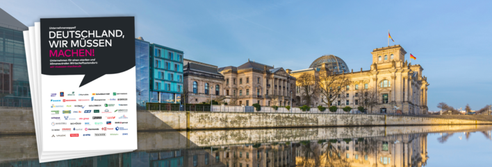 „Gebäudetechnische Broschüre mit Fokus auf Kälteerzeugung und Klimatisierung vor dem Reichstagsgebäude und der Spree in Berlin, herausgegeben von einem Fachverlag für Kälte-, Klima- und Lüftungstechnik. - © Daikin © Daikin