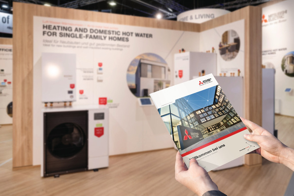 „Fachbesucher betrachteten Mitsubishi-Broschüre an Messestand für energieeffiziente Heiz- und Kühlsystemlösungen. - © Mitsubishi Electric © Mitsubishi Electric