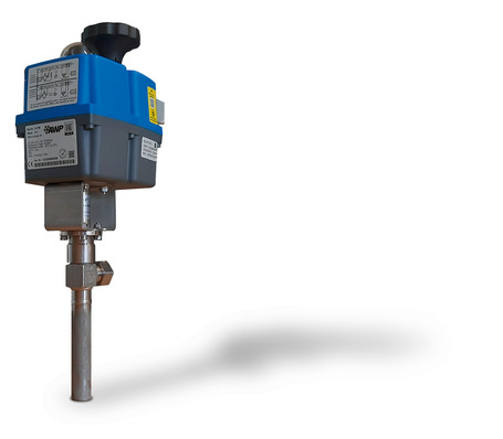 Gerne! Hier ist ein optimierter, fachlich präziser Alt-Text für das beschriebene Bild – angepasst an die Zielgruppe und die Themen der Seite: Optimierter Alt-Text: Elektrischer Stellantrieb in Blau-Grau mit montiertem Metallrohr, eingesetzt zur automatisierten Regelung von Ventilen in Kälte- und Klimaanlagen für die präzise Steuerung des Kältemittel- oder Luftstroms. Begründung: Dieser Alt-Text beschreibt nicht nur das Aussehen, sondern verdeutlicht auch Funktion und konkreten Anwendungsbereich im Kontext der Gebäudetechnik. So erkennen Fachkräfte aus Planung, Installation oder Betrieb sofort den Bezug zu ihren Arbeitsfeldern. - © Bild: GEA