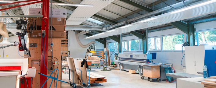 © Bild: Frenger Die Deckenstrahlplatten verteilen die Wärme gleichmäßig und sorgen so für ein besseres Raumklima in der Schreinerei, indem sie im Winter heizen und im Sommer kühlen.