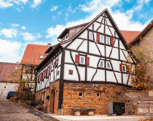 © Bild: Buderus Das modernisierte Fachwerkhaus ist ein Hingucker im historischen Zentrum des Beurener Ortsteils Balzholz.