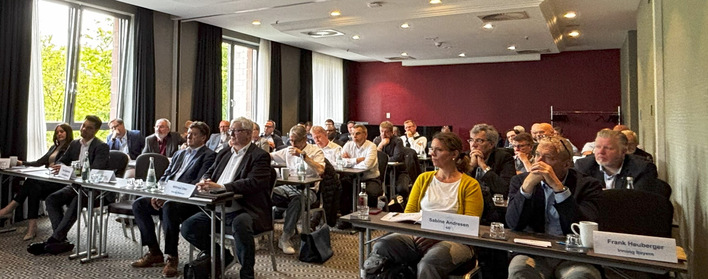 Neuer optimierter Alt-Text: „Fachpublikum aus Kälte- und Klimatechnikbranche verfolgt im Konferenzraum aufmerksam eine Fachpräsentation zu aktuellen Innovationen in Kälteerzeugung, Klimatisierung und Energiemanagement.“ Begründung: - Der Text benennt klar die Zielgruppe und den Branchenschwerpunkt. - Wichtige Themenfelder wie Kälteerzeugung, Klimatisierung und Energiemanagement werden explizit genannt. - Die Situation (Konferenz, Vortragssituation) bleibt enthalten, aber spezifisch auf die Fachthemen ausgerichtet. - Dies Präzision fördert Barrierefreiheit durch inhaltliche – Nutzende mit Screenreadern erhalten einen echten Mehrwert. - © BIV © BIV