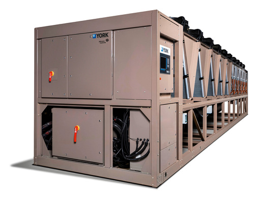 Gerne! Hier ist ein optimierter, fachlich präziser Alt-Text für das beschriebene Bild im Kontext von diekaelte.de und der B2B-Zielgruppe: Optimierter Alt-Text: Großdimensioniertes industrielles YORK-Kaltwassersatzgerät mit integriertem Schaltschrank und mehreren Lüftern zur effizienten Kälteerzeugung in gewerblicher Gebäudetechnik, beige lackiertes Gehäuse. - © Bild: Johnson Controls