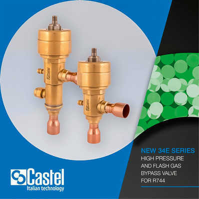 Gerne! Hier ist ein optimierter, zielgruppengerechter und barrierefreier Alt-Text für das beschriebene Bild: Alt-Text: Zwei Hochdruck- und Flashgasbypass-Ventile aus Messing für den Einsatz mit Kältemittel R744 (CO₂), nebeneinander präsentiert – Komponenten für transkritische CO₂-Kälteanlagen in der Gewerbe- und Industriekälte. Dieser Alt-Text benennt nicht nur Material, Funktion und Anwendung, sondern ordnet die Bauteile gezielt dem Schwerpunkt Kältetechnik verwendet samt Medium zu – optimal abgestimmt auf die B2B-Zielgruppe von Planern, Herstellern oder Technikern. - © Bild: Castel