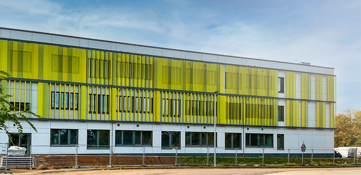 © Bild: Airflow Die neue Gertrud-Koch-Gesamtschule in Sieglar (Troisdorf) wurde mit energiesparender Gebäudetechnik ausgestattet. Mit der installierten Lüftungstechnik von Airflow werden pro Jahr bis zu 490 000 kWh Energie eingespart.