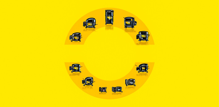 Verschiedene schwarze Kompressoren sind in einem Halbkreis auf gelbem Hintergrund angeordnet und bilden einen großen Buchstaben "C". - © Bild: Secop © Bild: Secop