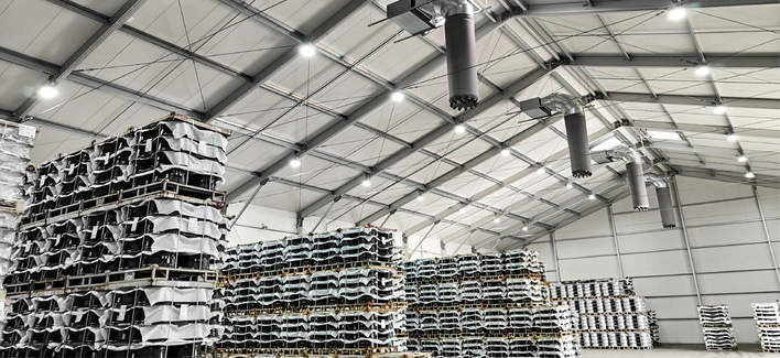 © Bild: MiKaTec GmbH Kanalgeräte mit speziellen Luftsäcken bewirken eine gleichmäßige Luftverteilung in der Lagerhalle.