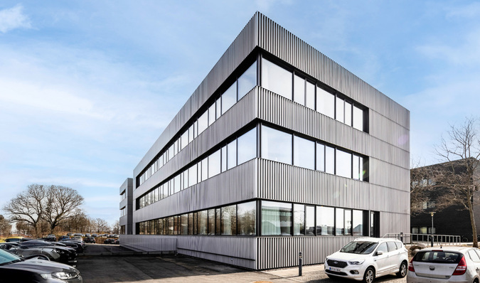 © Bild: Kontraframe ApS, DK Formschöne Fassaden ohne störende Lüftungselemente sind das Ziel einer ästhetisch ansprechenden und geradlinigen Fassadengestaltung. Diese Anforderungen erfüllt das fassadenintegrierte dezentrale Lüftungssystem von Tonality.