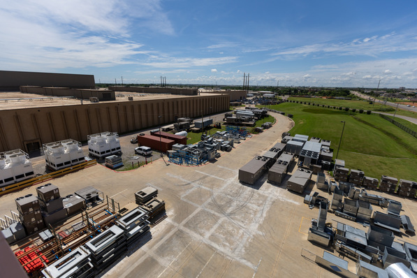 Luftaufnahme einer Industrieanlage mit Geräten und Lagereinheiten unter blauem Himmel. - © Bosch © Bosch