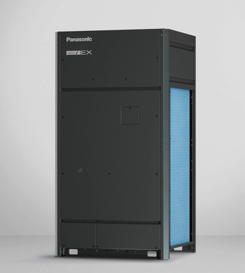 Ein hohes, schwarzes Panasonic HVAC-Gerät mit einer blauen Seitenwand vor einem schlichten, hellen Hintergrund. - © Bild: Panasonic