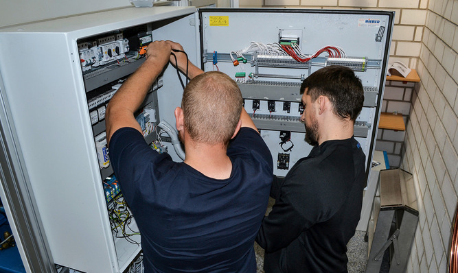 © Bild: Bundesfachschule Maintal Arbeiten am Schaltschrank dürfen nur von fachkundigen Personen durchgeführt werden.
