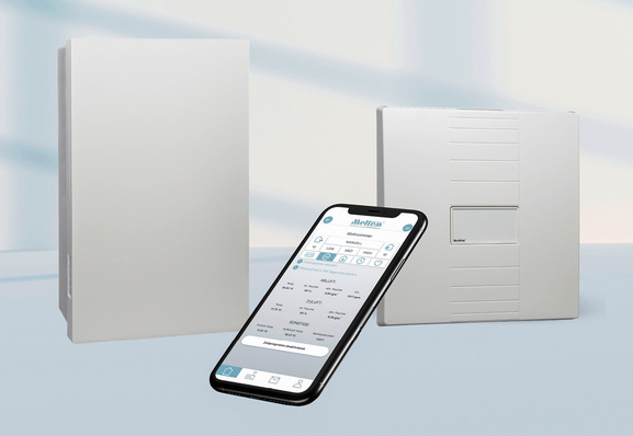 Auf hellem Hintergrund sind drei weiße Bedienfelder und ein Smartphone zu sehen, auf dem eine Steuerungs-App angezeigt wird. - © Bild: Meltem