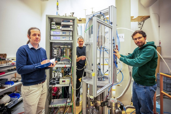 Drei Männer arbeiten mit wissenschaftlichen Geräten und Instrumenten in einem Labor voller Drähte und Maschinen. - © HZDR/M.Förster © HZDR/M.Förster