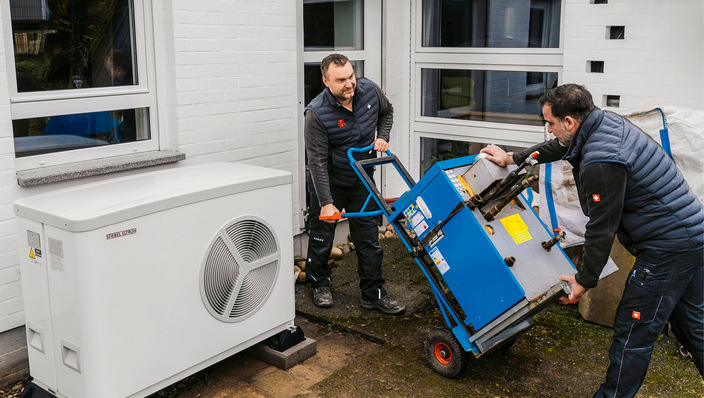 © Bild: Stiebel Eltron Um sein Eigenheim aus den 1970er Jahren umweltfreundlich, zukunftssicher und energieeffizient zu beheizen, ließ der Hausherr seine alte Gasheizung gegen eine außen aufgestellte Luft-Wasser-Wärmepumpe von Stiebel Eltron austauschen.