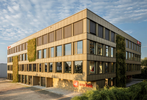 © Bild: Gazmurifoto Der Softwareanbieter sevdesk errichtete ein neues Bürogebäude in Offenburg, das Anforderungen an eine moderne, nachhaltige und hybride Arbeitswelt  gerecht wird.