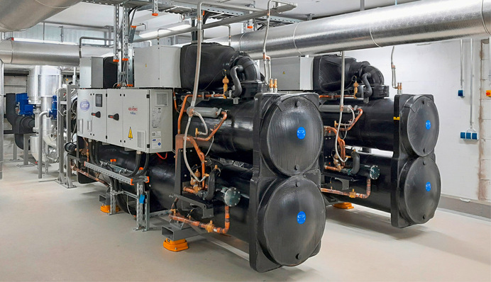 © Bild: Stadtwerke Norderstedt Zwei Hochtemperatur Wasser/Wasser-Wärmepumpen von Carrier wandeln die Abwärme des Rechenzentrums in nutzbare Heizenergie für das kommunale Fernwärmenetz um.