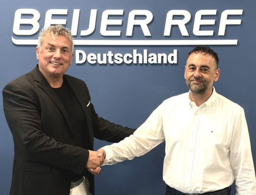 © coolair / Schemann, Butke Mario Schemann (re.) übernimmt die Geschäftsführung der coolair Klimasysteme GmbH und der Beijer Ref Deutschland GmbH, der bisherige Geschäftsführer Jörg Butke (li.) berät beide Unternehmen zukünftig.
